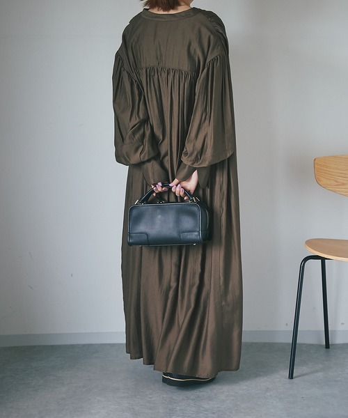 un dix cors（アンディコール）の「後ろ姿も可愛い　バックギャザーボリュームシャツワンピース（ワンピース・レディース・ブラック/ブラウン/グリーン・FREE）」の18枚目の写真