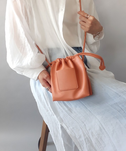 thank U more(サンキューモア)の「レザー 巾着 ショルダーバッグ(ショルダーバッグ・レディース・ベージュ/ピンク/ブラウン/グリーン・FREE)」の2枚目の写真