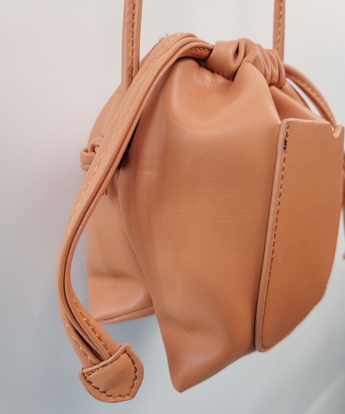 thank U more(サンキューモア)の「レザー 巾着 ショルダーバッグ(ショルダーバッグ・レディース・ベージュ/ピンク/ブラウン/グリーン・FREE)」の12枚目の写真