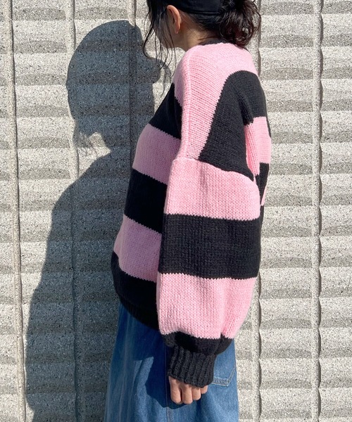 BEATJIVE（ビートジャイブ）の「ビッグシルエット 太ボーダー ニット レディース（ニット/セーター・レディース・ブラック×ピンク/ブラック×グリーン/ブラック×ホワイト・FREE）」の4枚目の写真