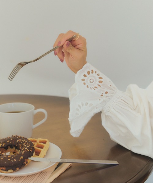 titivate(ティティベイト)の「袖口レースギャザーブラウス(シャツ/ブラウス・レディース・オフホワイト/ブラック/イエロー・S/M)」の7枚目の写真