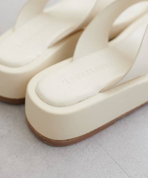 LARUTA(ラルータ)の「【LARUTA】厚底トングサンダル(サンダル・レディース・ブラック/オフホワイト・SMALL/MEDIUM/LARGE)」の12枚目の写真
