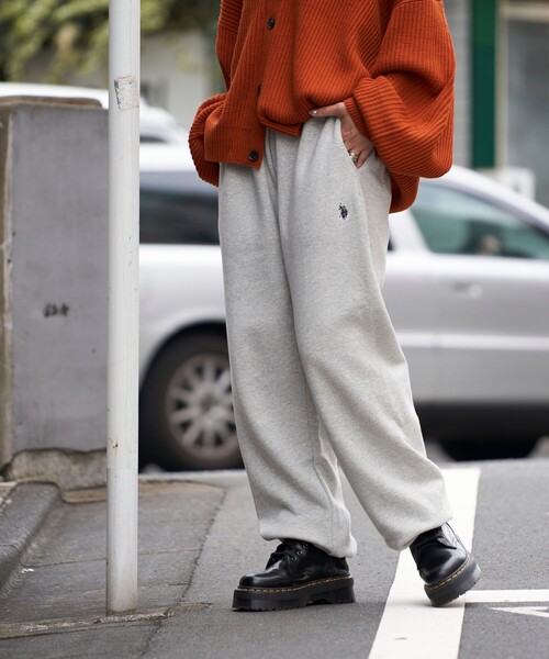 U.S. POLO ASSN.（ユーエスポロアッスン）の「U.S. POLO ASSN./ユーエスポロアッスン 別注ワンポイント刺繍ロゴスウェットパンツ/ワイドパンツ/ユニセックス(限定展開)（スウェットパンツ・メンズ・ライトグレー/オフホワイト/ブラック/ネイビー・LARGE/SMALL/MEDIUM）」の4枚目の写真