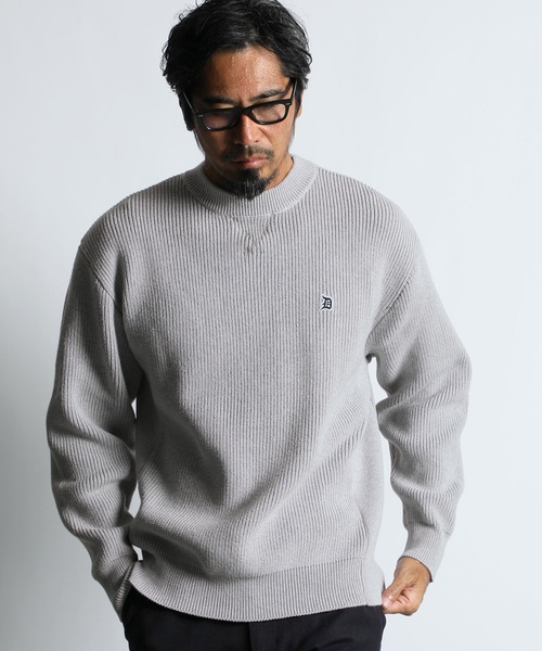 The DUFFER of ST.GEORGE（ザダファーオブセントジョージ）の「MOCK NECK WASHABLE KNIT：イージーケア ワンポイント モックネック クルーニット（ニット/セーター・メンズ・ライトグレー/グレイッシュベージュ・X-LARGE/MEDIUM/SMALL/LARGE）」の3枚目の写真