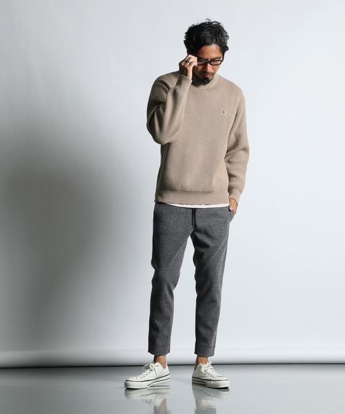 The DUFFER of ST.GEORGE（ザダファーオブセントジョージ）の「MOCK NECK WASHABLE KNIT：イージーケア ワンポイント モックネック クルーニット（ニット/セーター・メンズ・ライトグレー/グレイッシュベージュ・X-LARGE/MEDIUM/SMALL/LARGE）」の6枚目の写真