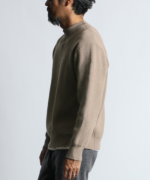 The DUFFER of ST.GEORGE（ザダファーオブセントジョージ）の「MOCK NECK WASHABLE KNIT：イージーケア ワンポイント モックネック クルーニット（ニット/セーター・メンズ・ライトグレー/グレイッシュベージュ・X-LARGE/MEDIUM/SMALL/LARGE）」の7枚目の写真
