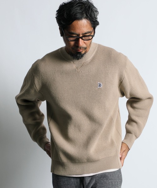 The DUFFER of ST.GEORGE（ザダファーオブセントジョージ）の「MOCK NECK WASHABLE KNIT：イージーケア ワンポイント モックネック クルーニット（ニット/セーター・メンズ・ライトグレー/グレイッシュベージュ・X-LARGE/MEDIUM/SMALL/LARGE）」の5枚目の写真