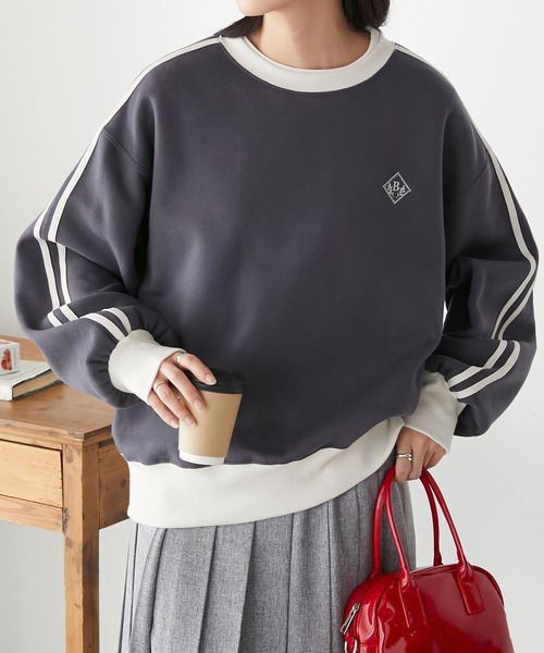 BONLECILL(ボンルシール)の「裏起毛エンブレム刺繍 配色袖ラインスウェットプルオーバー(スウェット・レディース・チャコールグレー/レッド/グリーン/アイボリー・FREE)」の3枚目の写真