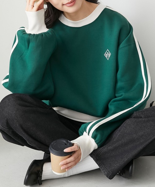 BONLECILL(ボンルシール)の「裏起毛エンブレム刺繍 配色袖ラインスウェットプルオーバー(スウェット・レディース・チャコールグレー/レッド/グリーン/アイボリー・FREE)」の1枚目の写真