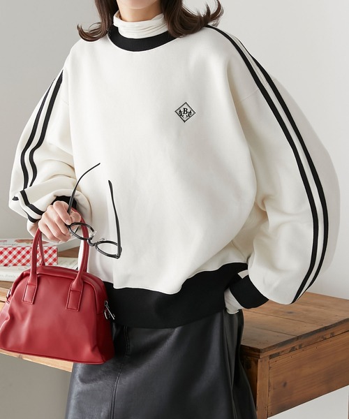 BONLECILL(ボンルシール)の「裏起毛エンブレム刺繍 配色袖ラインスウェットプルオーバー(スウェット・レディース・チャコールグレー/レッド/グリーン/アイボリー・FREE)」の2枚目の写真