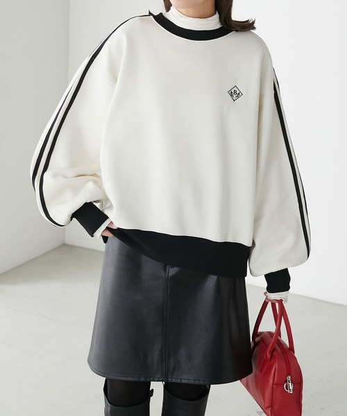 BONLECILL(ボンルシール)の「裏起毛エンブレム刺繍 配色袖ラインスウェットプルオーバー(スウェット・レディース・チャコールグレー/レッド/グリーン/アイボリー・FREE)」の17枚目の写真