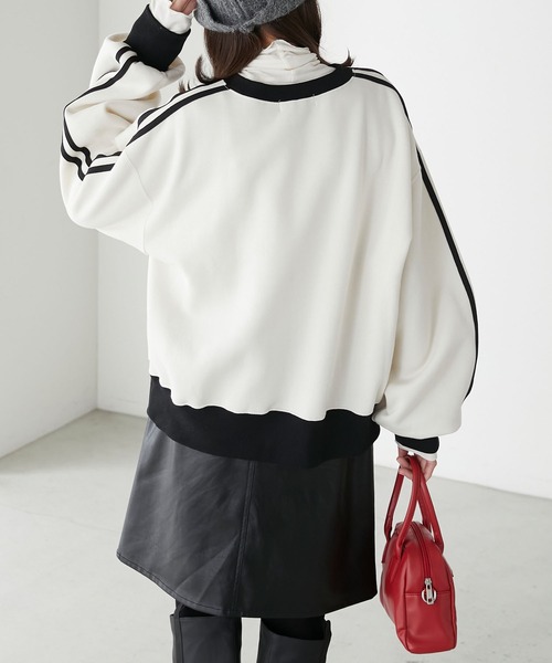 BONLECILL(ボンルシール)の「裏起毛エンブレム刺繍 配色袖ラインスウェットプルオーバー(スウェット・レディース・チャコールグレー/レッド/グリーン/アイボリー・FREE)」の19枚目の写真