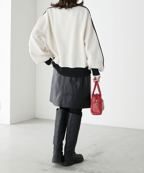 BONLECILL(ボンルシール)の「裏起毛エンブレム刺繍 配色袖ラインスウェットプルオーバー(スウェット・レディース・チャコールグレー/レッド/グリーン/アイボリー・FREE)」の22枚目の写真