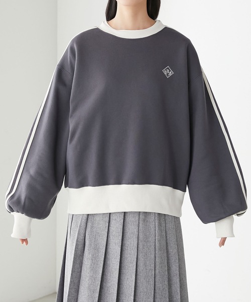 BONLECILL(ボンルシール)の「裏起毛エンブレム刺繍 配色袖ラインスウェットプルオーバー(スウェット・レディース・チャコールグレー/レッド/グリーン/アイボリー・FREE)」の6枚目の写真