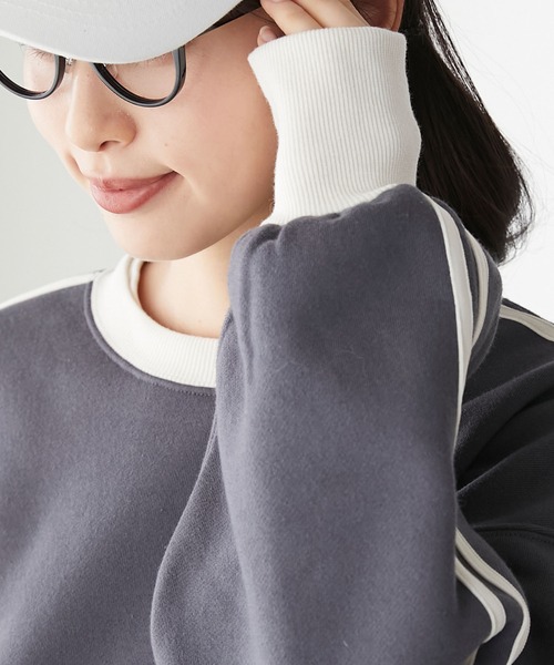 BONLECILL(ボンルシール)の「裏起毛エンブレム刺繍 配色袖ラインスウェットプルオーバー(スウェット・レディース・チャコールグレー/レッド/グリーン/アイボリー・FREE)」の10枚目の写真