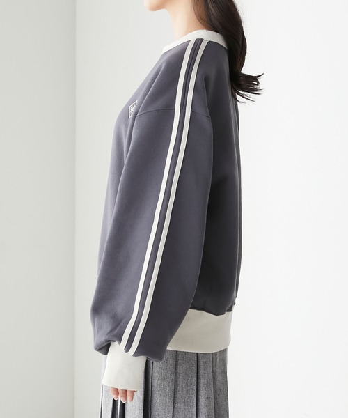 BONLECILL(ボンルシール)の「裏起毛エンブレム刺繍 配色袖ラインスウェットプルオーバー(スウェット・レディース・チャコールグレー/レッド/グリーン/アイボリー・FREE)」の13枚目の写真