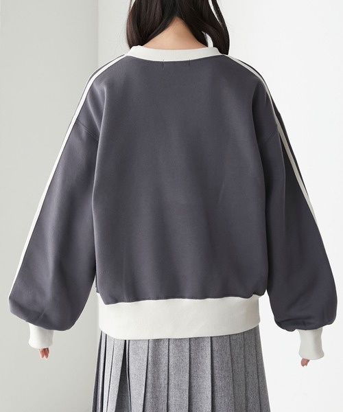 BONLECILL(ボンルシール)の「裏起毛エンブレム刺繍 配色袖ラインスウェットプルオーバー(スウェット・レディース・チャコールグレー/レッド/グリーン/アイボリー・FREE)」の15枚目の写真