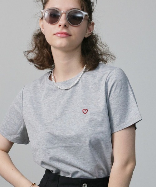 saloon（サルーン）の「SALOON(サルーン)/【InRed7月号掲載】ワンポイントハート刺繍Ｔシャツ《再入荷・新色登場》（Tシャツ/カットソー・レディース・グレー/ネイビー/ホワイト/ブラック/グリーン・FREE）」の4枚目の写真