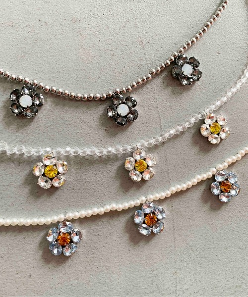 Casselini(キャセリーニ)の「Casselini(キャセリーニ)フラワービジューネックレス(ネックレス・レディース・クリア/ブルー/ブラック・FREE)」の4枚目の写真