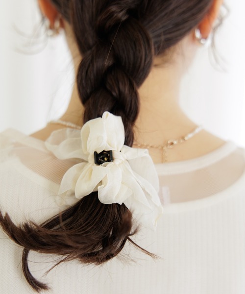 flower(フラワー)の「エアリーシュシュクリップ(バレッタ/ヘアクリップ・レディース・ブラック/アイボリー・FREE)」の2枚目の写真