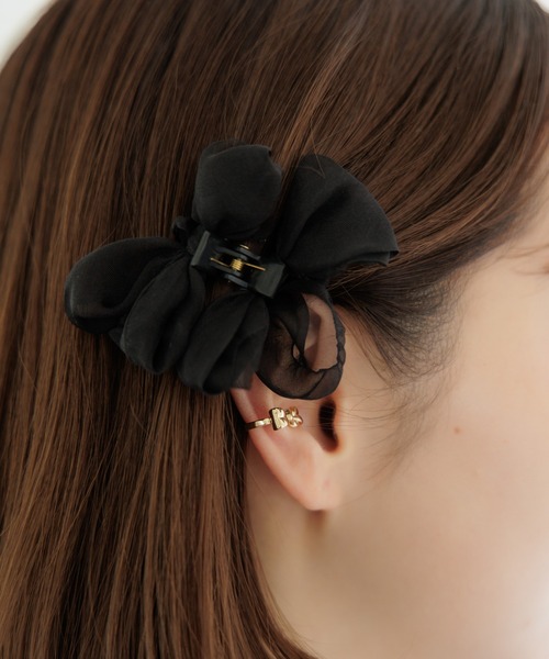 flower(フラワー)の「エアリーシュシュクリップ(バレッタ/ヘアクリップ・レディース・ブラック/アイボリー・FREE)」の1枚目の写真