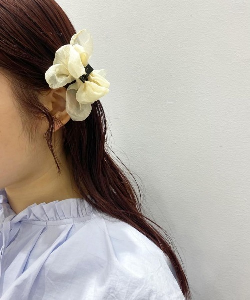 flower(フラワー)の「エアリーシュシュクリップ(バレッタ/ヘアクリップ・レディース・ブラック/アイボリー・FREE)」の3枚目の写真