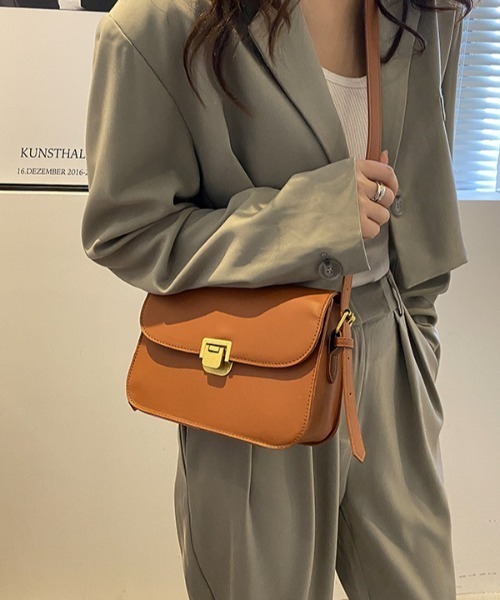 Per sist ence(パーシエンス)の「フェイクレザーフラップショルダー(ショルダーバッグ・レディース・ベージュ/ブラック/ホワイト/ブラウン・FREE)」の4枚目の写真