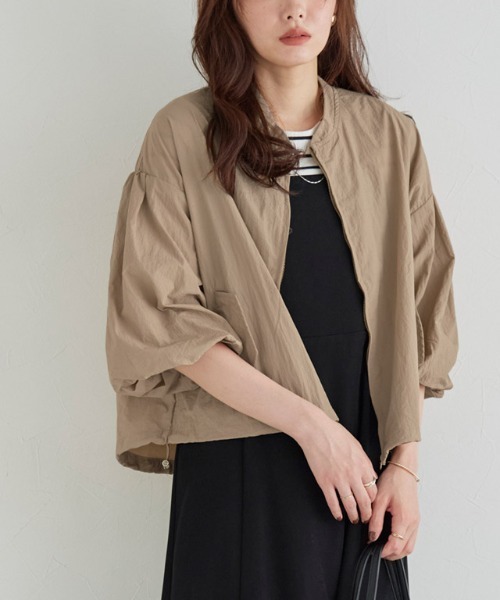 Pierrot(ピエロ)の「バルーンスリーブショート丈パーカー(パーカー・レディース・ライトカーキ/ベージュ/ネイビー/アイボリー・L/M)」の2枚目の写真