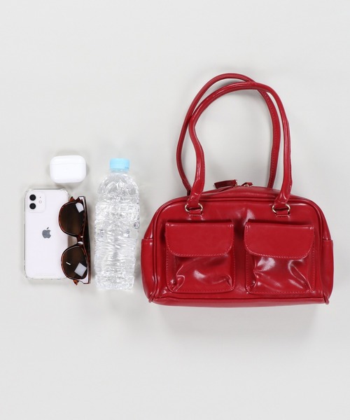 SPINNS（スピンズ）の「2ポケット付き 合皮ボストンバッグ　500mlペットボトル収納可能（ボストンバッグ・レディース・レッド/ブラック/ホワイト/シルバー/シルバー×ブラック/ダークブラウン/ダークブラック/カーキ・ONESIZE）」の12枚目の写真