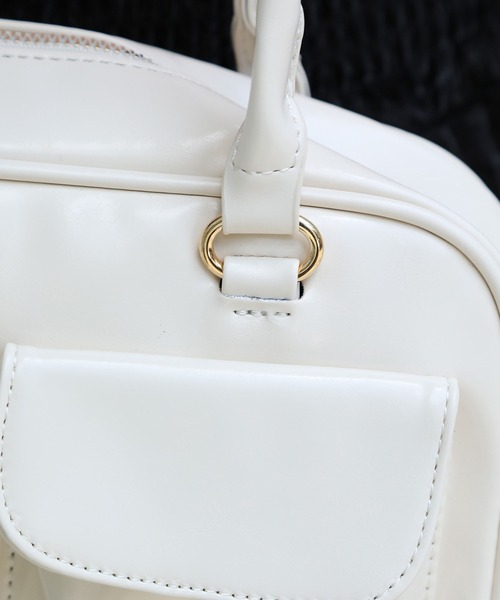 SPINNS（スピンズ）の「2ポケット付き 合皮ボストンバッグ　500mlペットボトル収納可能（ボストンバッグ・レディース・レッド/ブラック/ホワイト/シルバー/シルバー×ブラック/ダークブラウン/ダークブラック/カーキ・ONESIZE）」の20枚目の写真