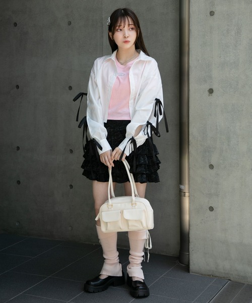 SPINNS（スピンズ）の「2ポケット付き 合皮ボストンバッグ　500mlペットボトル収納可能（ボストンバッグ・レディース・レッド/ブラック/ホワイト/シルバー/シルバー×ブラック/ダークブラウン/ダークブラック/カーキ・ONESIZE）」の16枚目の写真