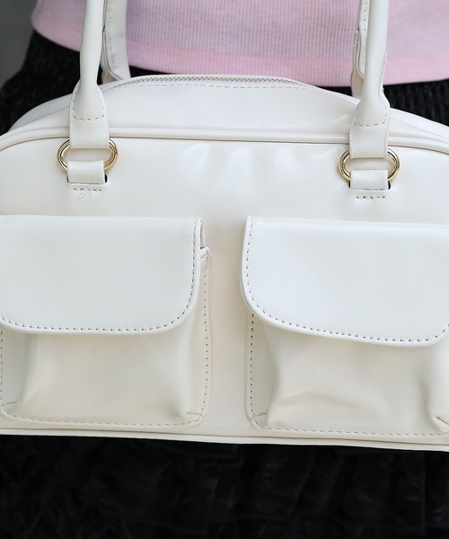 SPINNS（スピンズ）の「2ポケット付き 合皮ボストンバッグ　500mlペットボトル収納可能（ボストンバッグ・レディース・レッド/ブラック/ホワイト/シルバー/シルバー×ブラック/ダークブラウン/ダークブラック/カーキ・ONESIZE）」の18枚目の写真