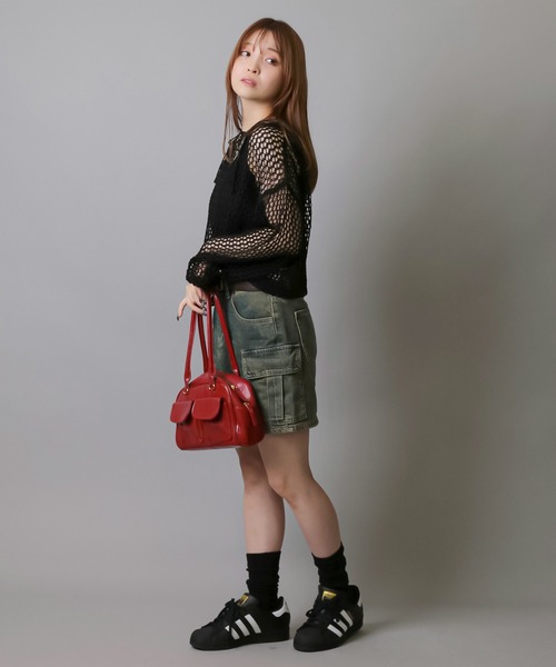 SPINNS（スピンズ）の「2ポケット付き 合皮ボストンバッグ　500mlペットボトル収納可能（ボストンバッグ・レディース・レッド/ブラック/ホワイト/シルバー/シルバー×ブラック/ダークブラウン/ダークブラック/カーキ・ONESIZE）」の22枚目の写真