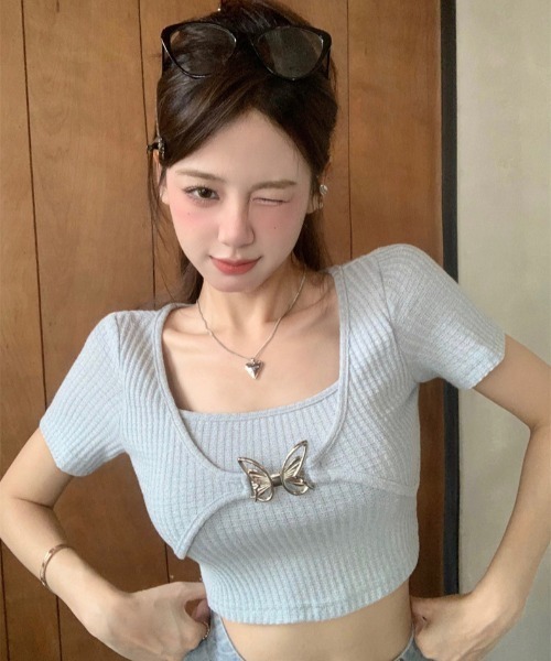 .KOM（ドットコム）の「A'GEM/9 × .kom 『.KOM/ドットケーオーエム』 蝶チャーム トップス（その他トップス・レディース・ライトブルー・FREE）」の3枚目の写真
