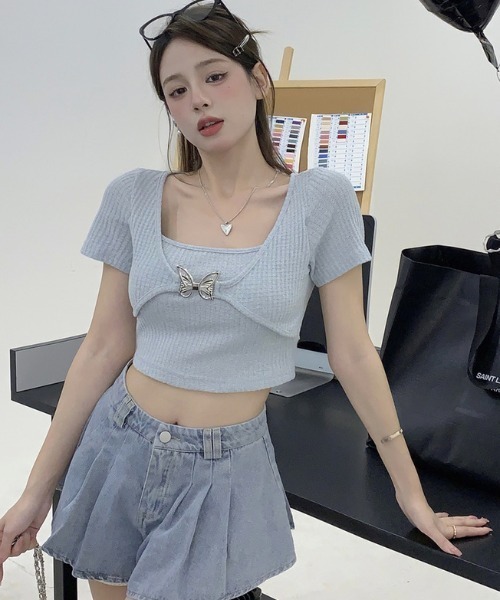 .KOM（ドットコム）の「A'GEM/9 × .kom 『.KOM/ドットケーオーエム』 蝶チャーム トップス（その他トップス・レディース・ライトブルー・FREE）」の2枚目の写真