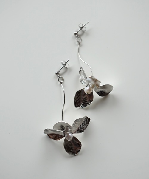 CERCA(チェルカ)の「saran jewelry/メタルフラワー シルバー ピアス(ピアス(両耳用)・レディース・A・FREE)」の4枚目の写真