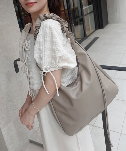 CORNERS（コーナーズ）の「シャーリングハンドルショルダーバッグ（ショルダーバッグ・レディース・アイボリー/ブラック/グレイッシュベージュ・FREE）」の3枚目の写真