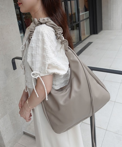 CORNERS（コーナーズ）の「シャーリングハンドルショルダーバッグ（ショルダーバッグ・レディース・アイボリー/ブラック/グレイッシュベージュ・FREE）」の12枚目の写真