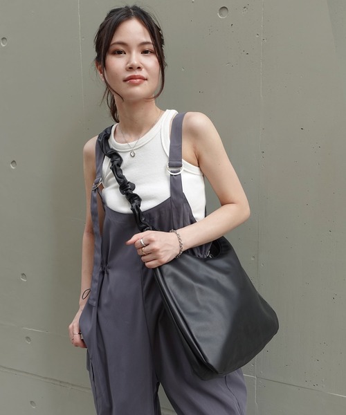 CORNERS（コーナーズ）の「シャーリングハンドルショルダーバッグ（ショルダーバッグ・レディース・アイボリー/ブラック/グレイッシュベージュ・FREE）」の11枚目の写真