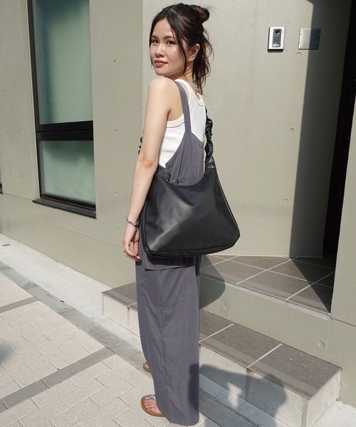 CORNERS（コーナーズ）の「シャーリングハンドルショルダーバッグ（ショルダーバッグ・レディース・アイボリー/ブラック/グレイッシュベージュ・FREE）」の9枚目の写真