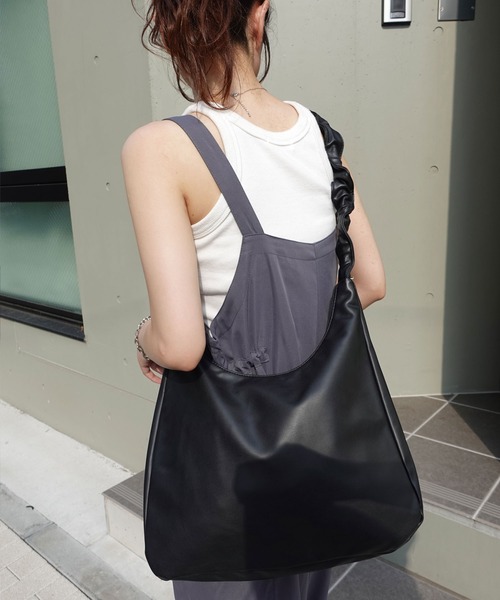 CORNERS（コーナーズ）の「シャーリングハンドルショルダーバッグ（ショルダーバッグ・レディース・アイボリー/ブラック/グレイッシュベージュ・FREE）」の8枚目の写真