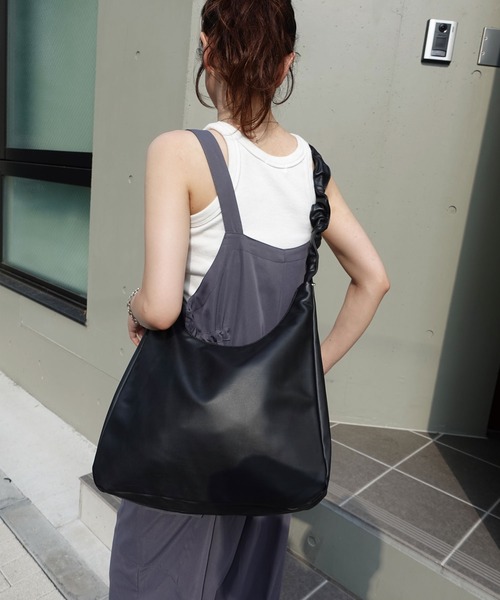 CORNERS（コーナーズ）の「シャーリングハンドルショルダーバッグ（ショルダーバッグ・レディース・アイボリー/ブラック/グレイッシュベージュ・FREE）」の7枚目の写真