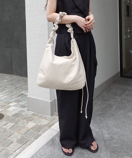 CORNERS（コーナーズ）の「シャーリングハンドルショルダーバッグ（ショルダーバッグ・レディース・アイボリー/ブラック/グレイッシュベージュ・FREE）」の5枚目の写真