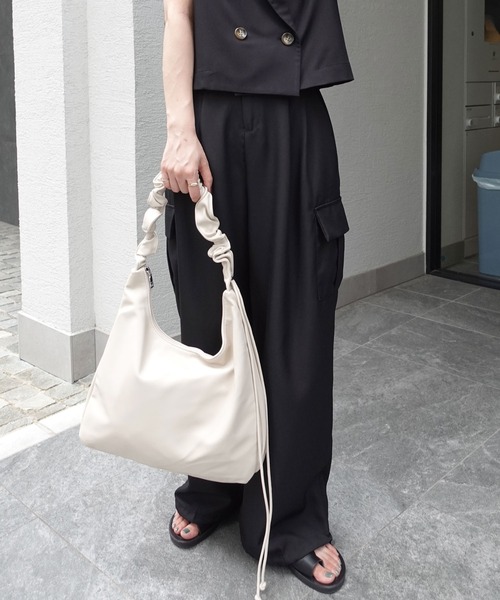 CORNERS（コーナーズ）の「シャーリングハンドルショルダーバッグ（ショルダーバッグ・レディース・アイボリー/ブラック/グレイッシュベージュ・FREE）」の4枚目の写真