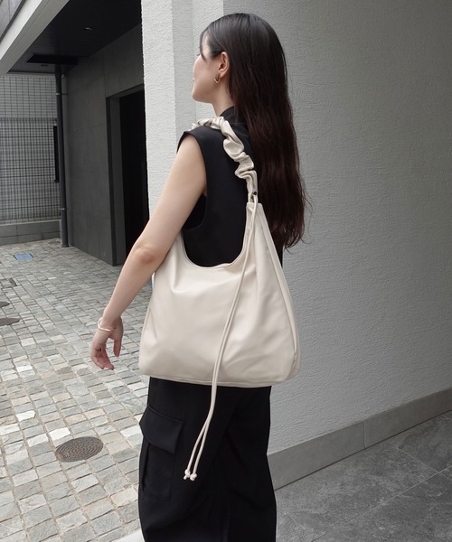 CORNERS（コーナーズ）の「シャーリングハンドルショルダーバッグ（ショルダーバッグ・レディース・アイボリー/ブラック/グレイッシュベージュ・FREE）」の21枚目の写真