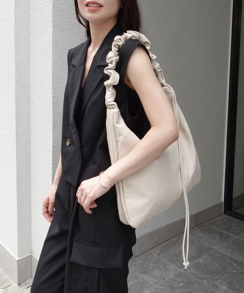 CORNERS（コーナーズ）の「シャーリングハンドルショルダーバッグ（ショルダーバッグ・レディース・アイボリー/ブラック/グレイッシュベージュ・FREE）」の20枚目の写真