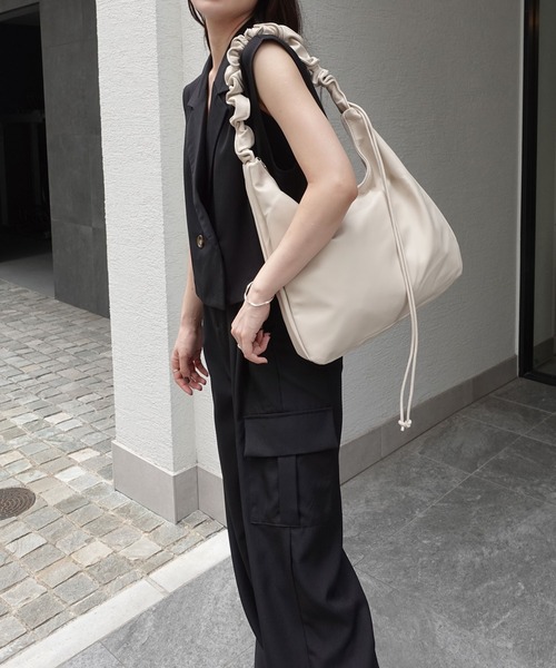 CORNERS（コーナーズ）の「シャーリングハンドルショルダーバッグ（ショルダーバッグ・レディース・アイボリー/ブラック/グレイッシュベージュ・FREE）」の19枚目の写真