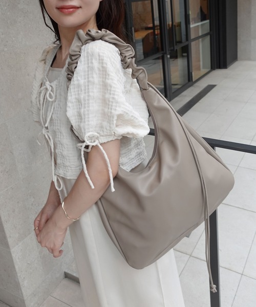 CORNERS（コーナーズ）の「シャーリングハンドルショルダーバッグ（ショルダーバッグ・レディース・アイボリー/ブラック/グレイッシュベージュ・FREE）」の18枚目の写真