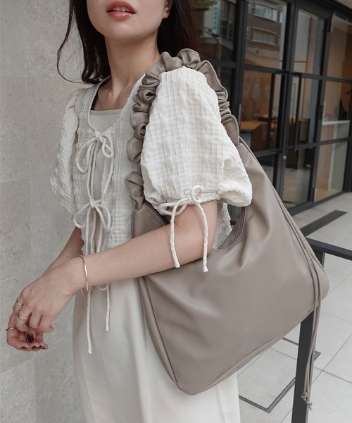 CORNERS（コーナーズ）の「シャーリングハンドルショルダーバッグ（ショルダーバッグ・レディース・アイボリー/ブラック/グレイッシュベージュ・FREE）」の17枚目の写真