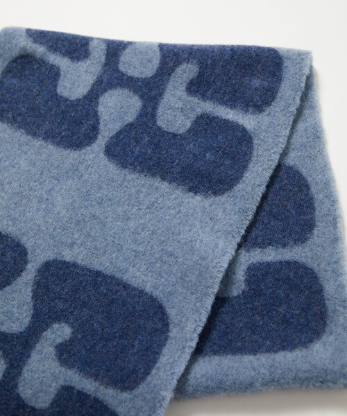 GANNI（ガニー）の「GANNI/ガニー FASHION SCARVES / A6028 / マフラー（マフラー・レディース・レッド/ブルー・ONE SIZE）」の4枚目の写真